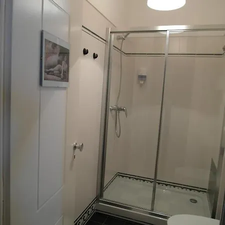 Hostel Graca 28 *